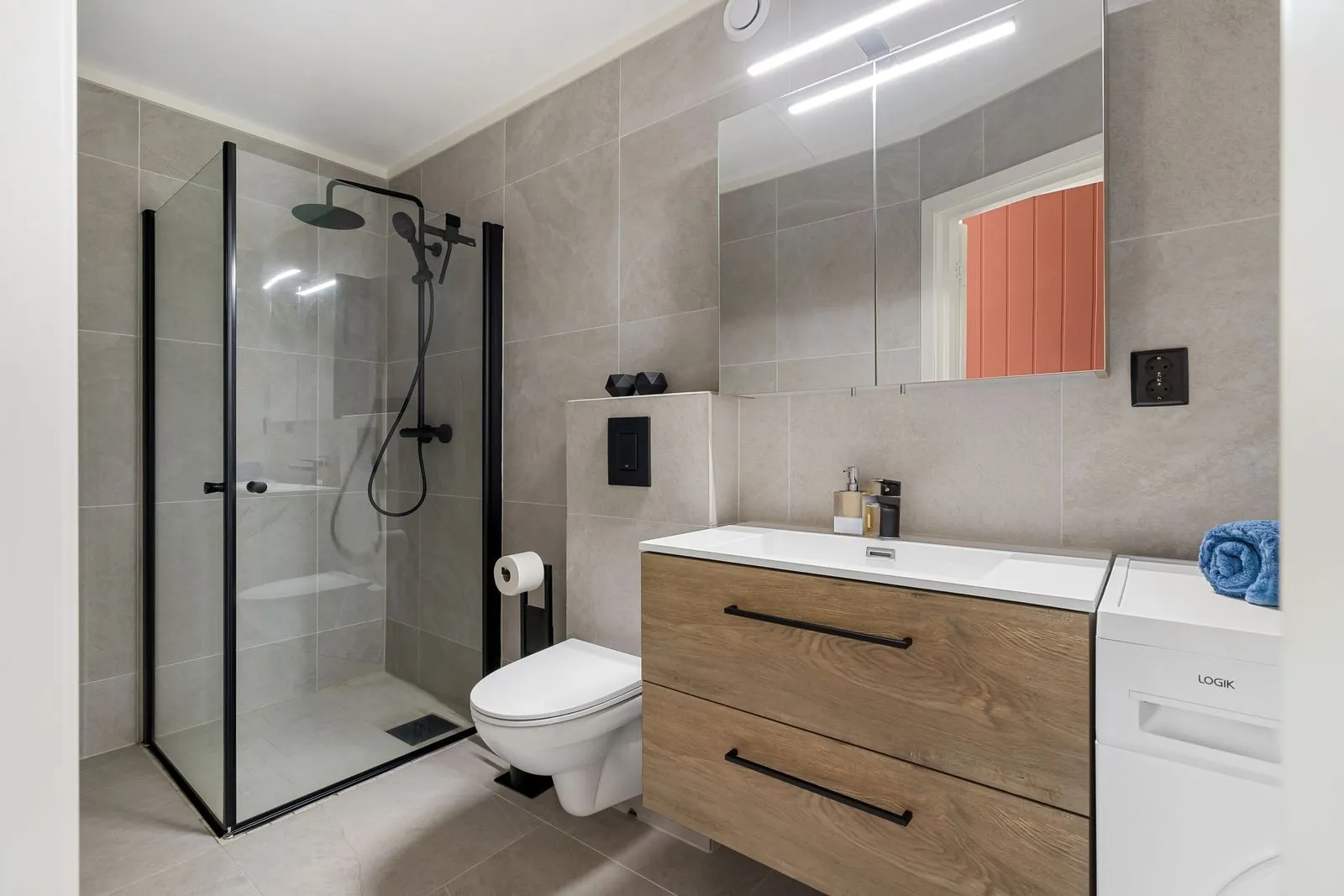 A modern bathroom with a low-threshold walk-in shower